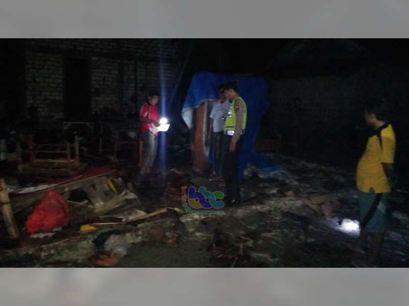 Tertimpa Rumahnya Yang Roboh, 2 Orang Warga Sumberrejo Bojonegoro Selamat