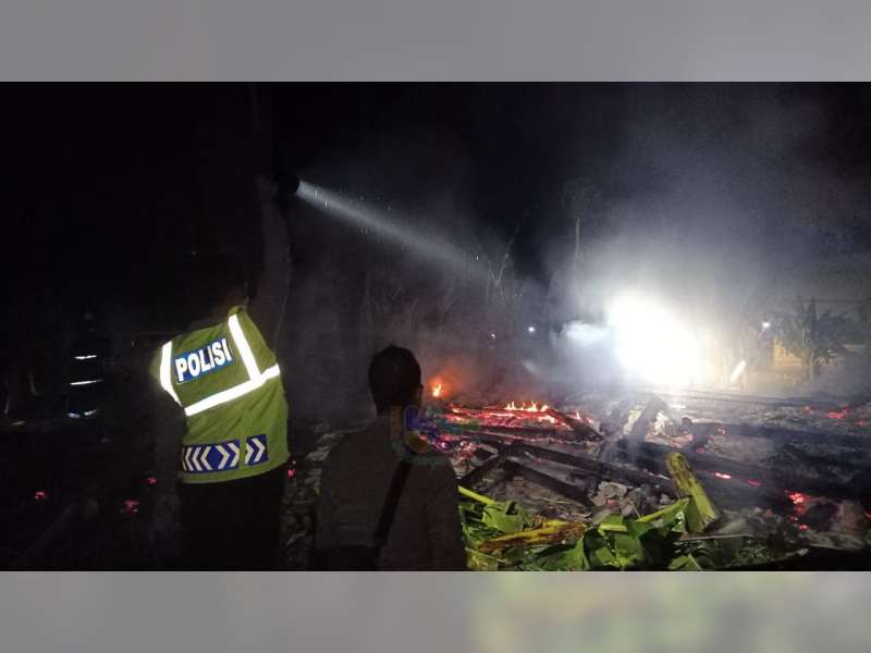 Diduga Akibat Lilin, Rumah Warga Malo Bojonegoro Terbakar, Kerugian Capai Rp 200 Juta