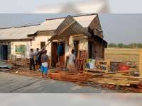 Polisi bersama Warga Sukosewu Bojonegoro, Kerja Bakti Perbaiki Rumah Warga