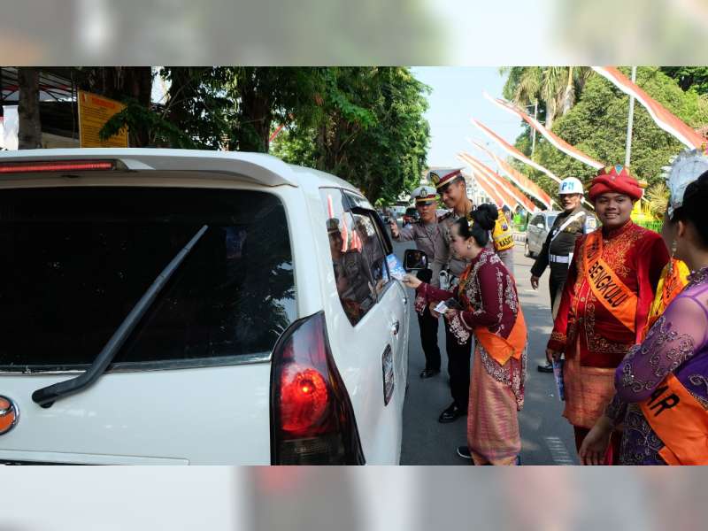Unik! Gunakan Pakaian Adat, Pelajar di Bojonegoro Sosialisasikan Operasi Zebra 2019