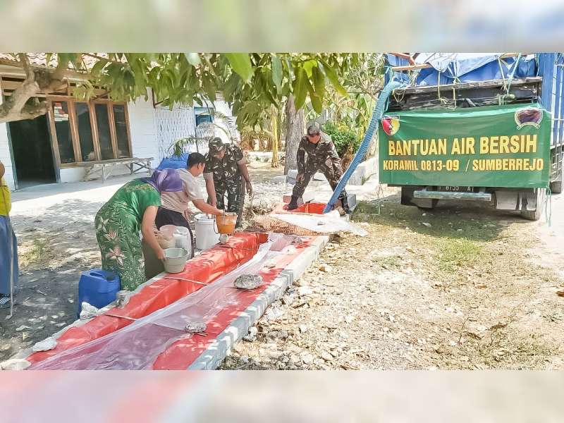 Koramil Sumberrejo Bojonegoro Beri Bantuan Air Bersih pada Warga Terdampak Kekeringan