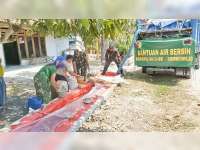 Koramil Sumberrejo Bojonegoro Beri Bantuan Air Bersih pada Warga Terdampak Kekeringan