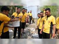 Jumat Berkah, Polisi Bojonegoro Kerja Bakti Pembangunan Musala