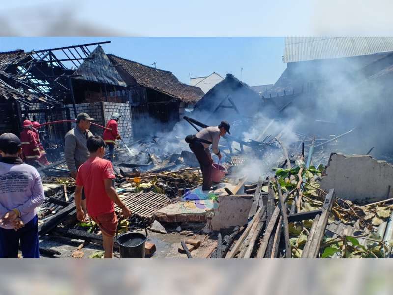 Sebuah Rumah dan Dua Dapur Milik Warga Kepohbaru Bojonegoro Ludes Terbakar