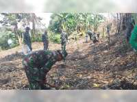 Anggota TNI Kodim Bojonegoro Tanam Ribuan Pohon di Bantaran Sungai Bengawan Solo