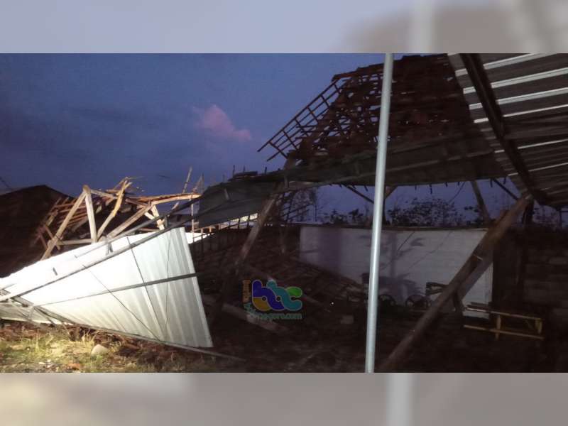 Angin Kencang di Sugihwaras Bojonegoro, Sebuah Tower Roboh dan Belasan Rumah Rusak