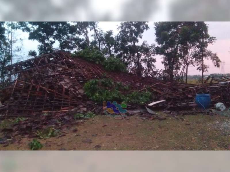 Angin Kencang di Sukosewu Bojonegoro, Belasan Rumah Roboh, Kerugian Capai Rp 220 Juta