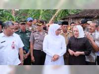 Gubernur Jawa Timur Kunjungi Korban Bencana Angin Kencang di Bojonegoro