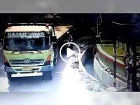 Viral! Video Pengendara Motor di Bojonegoro Masuk Got, Disenggol Truk Trailer