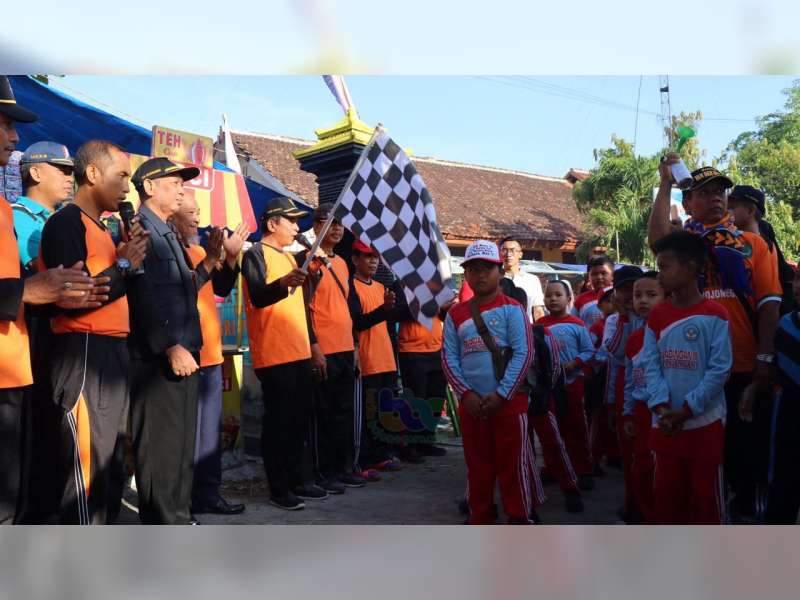 Wakil Bupati Bojonegoro Berangkatkan Jalan Sehat HUT PGRI dan HGN 2019 di Padangan