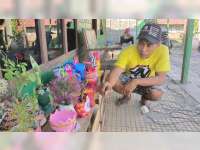 Pemuda Asal Blora Ini Ubah Botol Bekas Air Mineral, Jadi Kerajinan Tangan Menarik