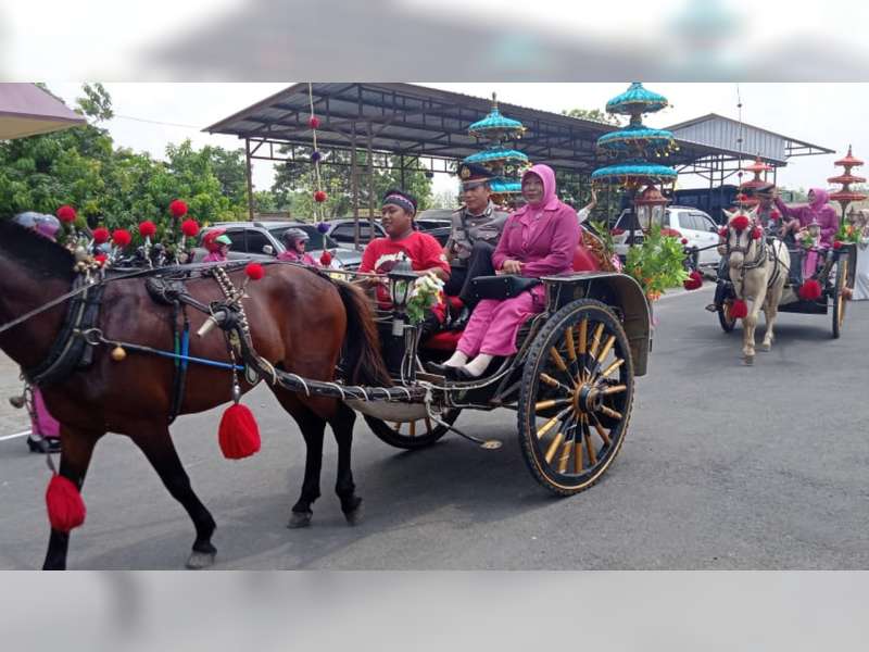 Resmi Jabat Kapolsek Jiken, Kasubbag Humas Polres Blora Diarak Delman Hias