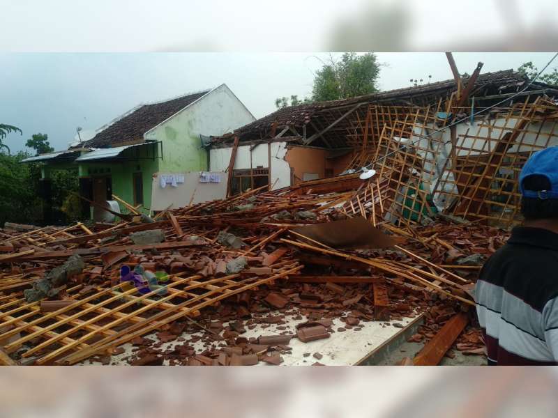 Balai Desa Bondol Kecamatan Ngambon Bojonegoro Roboh Diterjang Angin Kencang