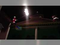 Dinas Pemadam Kebakaran Bojonegoro Evakuasi Sarang Tawon &lsquo;Ndas&rsquo; di Atap Musala