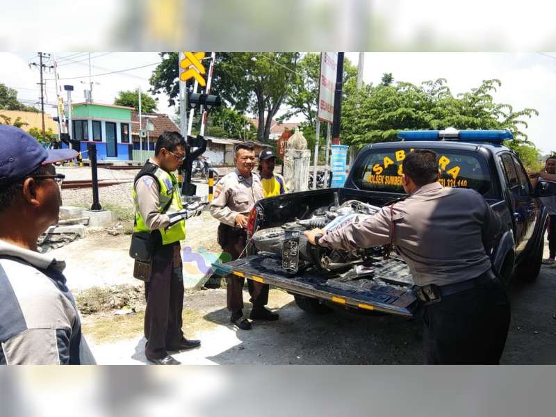 Terserempet Kereta Api, Seorang Pengendara Motor di Sumberrejo Bojonegoro Luka Berat