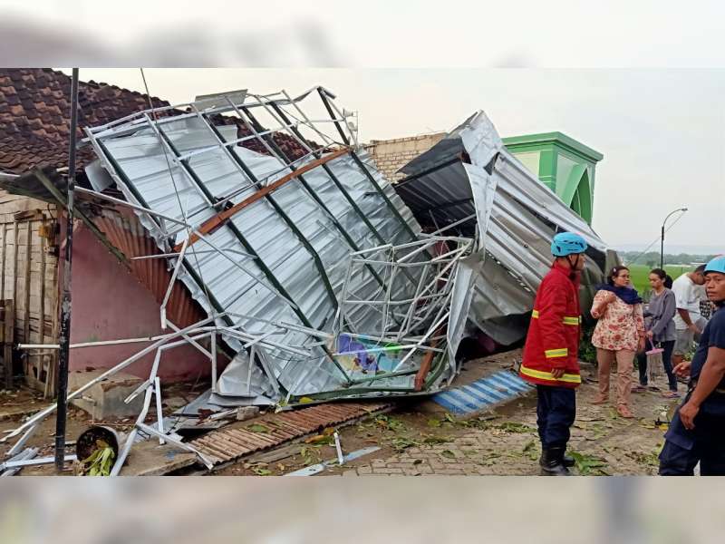 Kembali, Angin Kencang Terjang Bojonegoro, 2 Rumah Roboh, 6 Rumah Rusak Berat