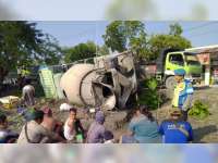 Ambil Haluan Terlalu ke Kiri, Truk Molen Muat Beton Cor di Ngasem Bojonegoro Terguling