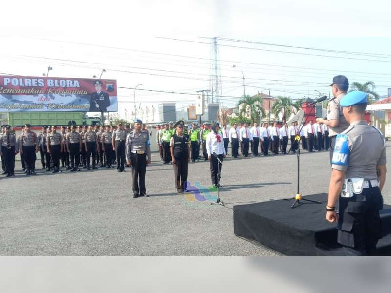 Kapolres Blora Beri Penghargaan pada Anggota yang Berprestasi