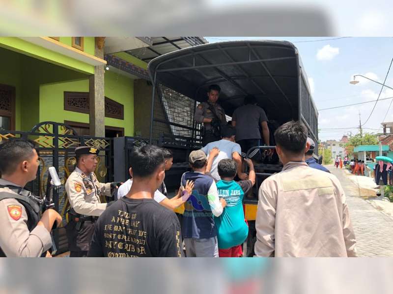 2 Orang Penjual Miras dan 8 Peminum di Baureno Bojonegoro Diamankan Polisi