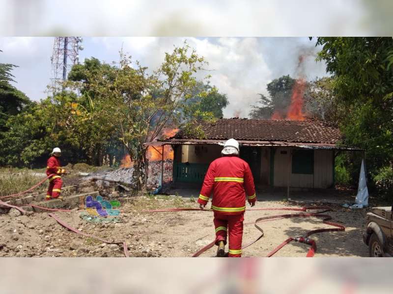 Akibat Pembakaran Sampah, Rumah Kosong di Bojonegoro Kota Terbakar