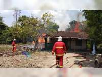 Akibat Pembakaran Sampah, Rumah Kosong di Bojonegoro Kota Terbakar