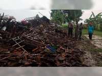 Akibat Diterjang Angin, 2 Rumah Warga Kanor Bojonegoro Roboh, 3 Lainnya Rusak Berat