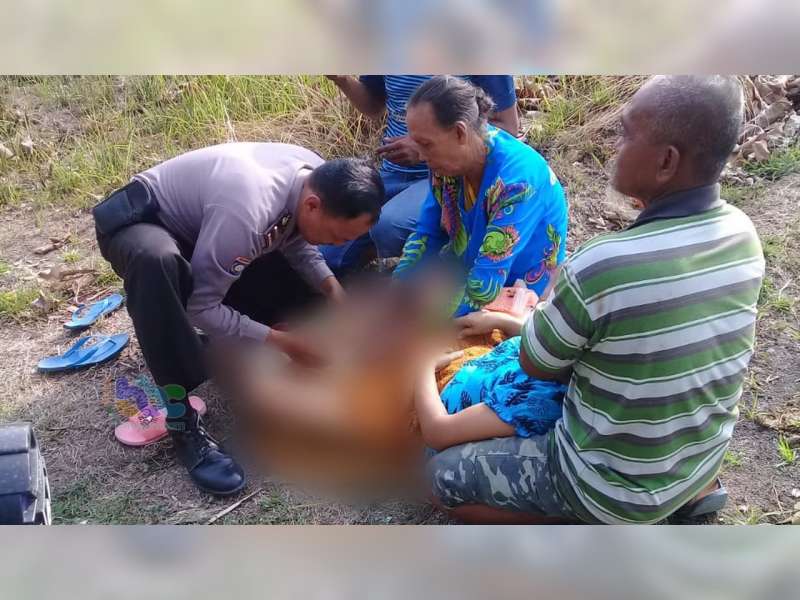 Aksi Kemanusiaan Polisi Bojonegoro Bantu Persalinan Warga di Pinggir Jalan Tengah Hutan