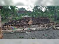 Tertimpa Rumahnya Yang Roboh, Seorang Warga Kalitidu Bojonegoro Luka-Luka