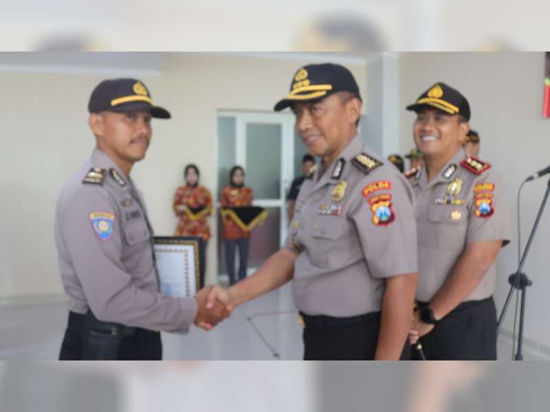 Anggota Polisi yang Bantu Persalinan Warga di Tengah Hutan Bojonegoro, Terima Penghargaan