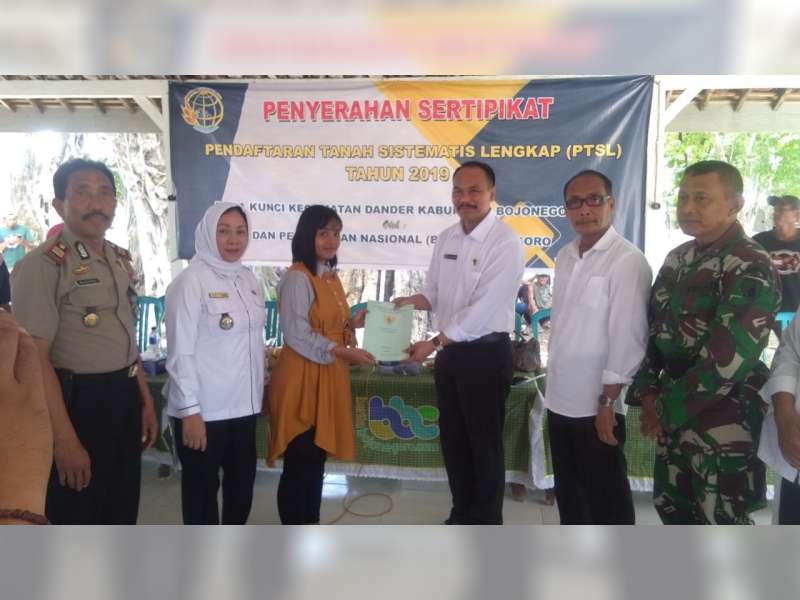 BPN Bojonegoro Bagikan 800 Sertifikat PTSL Pada Warga Desa Kunci Dander