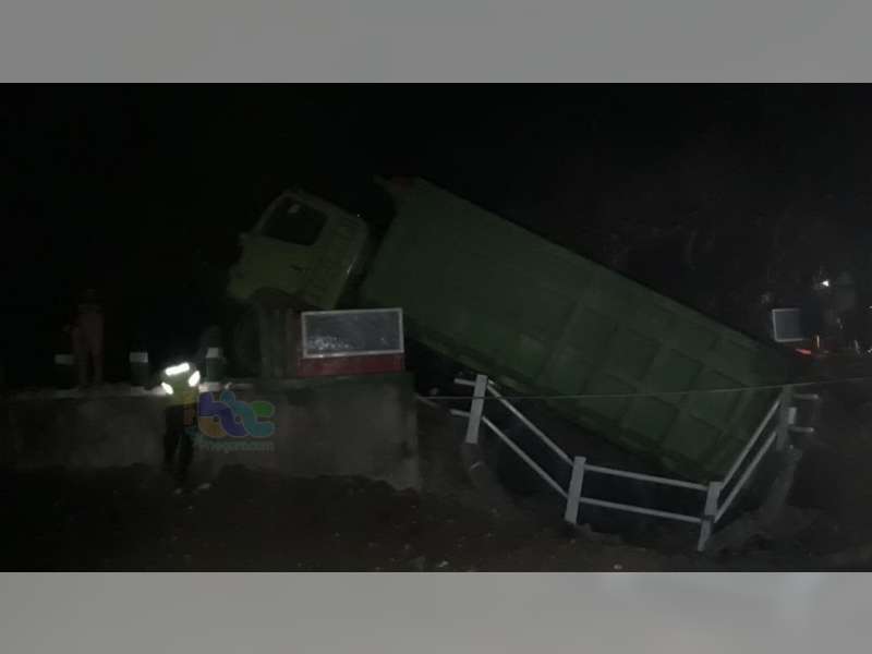 Jembatan di Ngasem Bojonegoro Runtuh Saat Dilewati Truk Tronton Proyek JTB