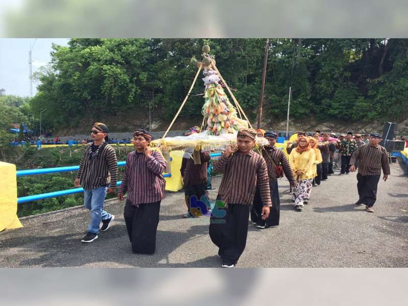 Lestarikan Budaya Lokal, Warga Desa Kedungsumber Bojonegoro Gelar Bersih Bumi Waduk Pacal