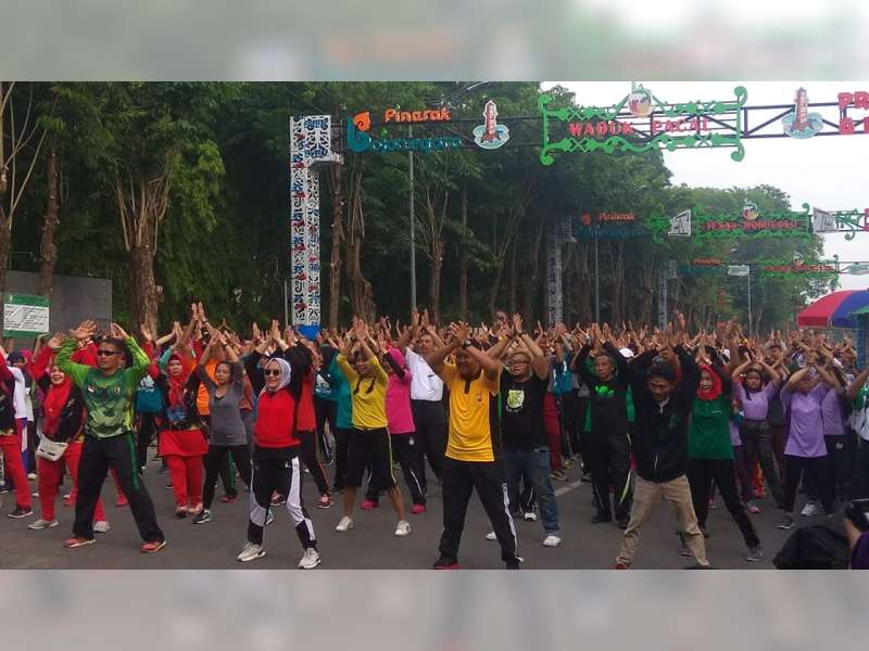 Ribuan Warga Ikuti Senam Pagi Bersama di Area Car Free Day, Alun-Alun Bojonegoro