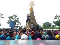 Festival Belimbing Desa Ngringinrejo Bojonegoro, Ribuan Warga Berebut Gunungan Belimbing