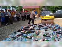 Jelang Natal dan Tahun Baru, Ribuan Botol Minuman Keras di Blora Dimusnahkan