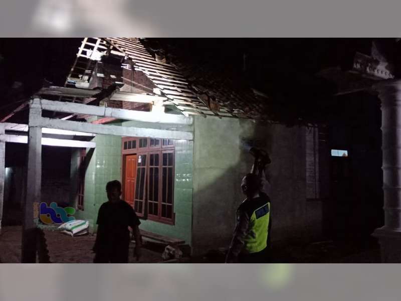 Angin Kencang Terjang Wilayah Bubulan Bojonegoro, Belasan Rumah Rusak, 2 Orang Terluka