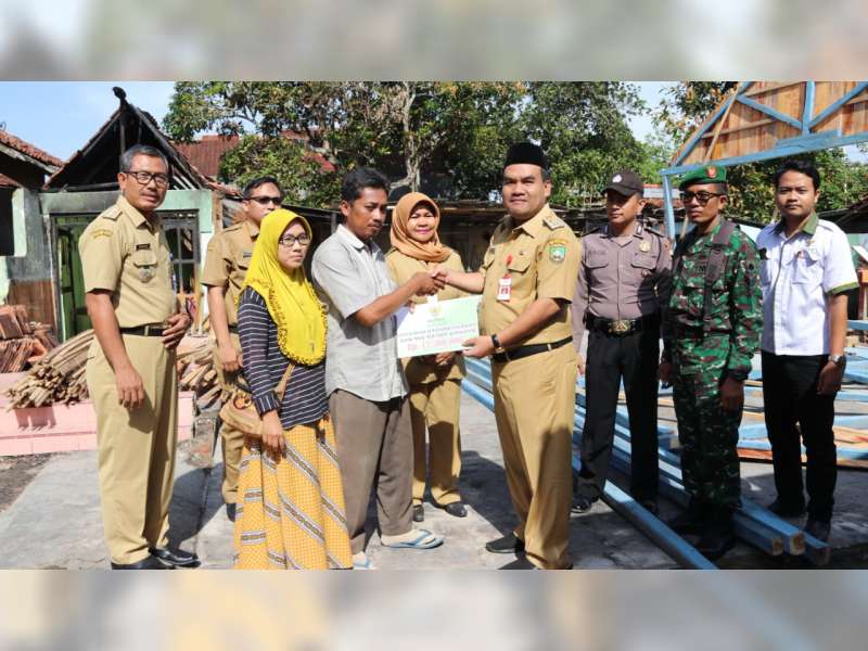 Dua Orang Warga Kecamatan Blora, Terima Bantuan Bedah Rumah dari Pemerintah