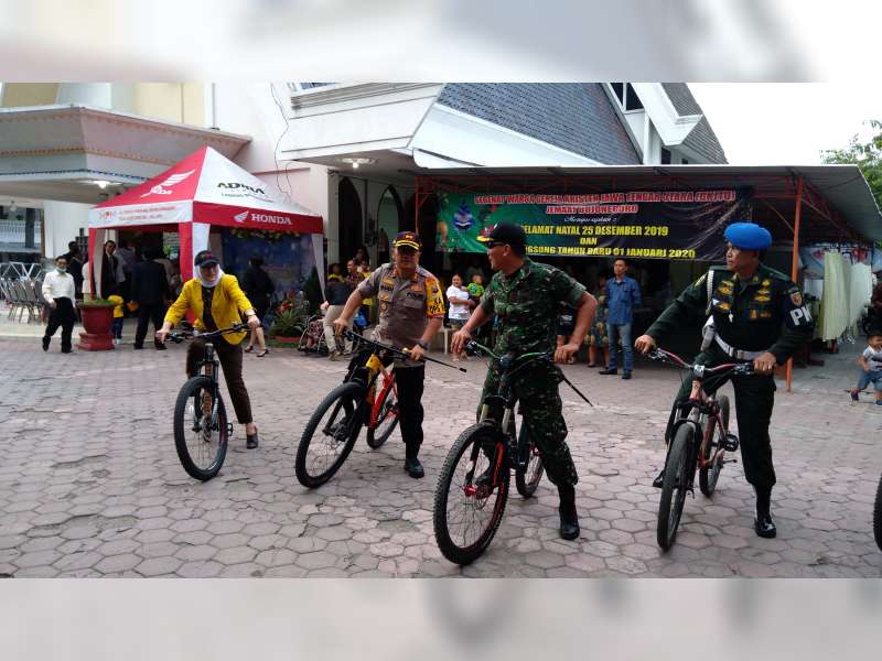 Bupati, Kapolres dan Dandim Bojonegoro, Kunjungi Sejumlah Gereja Naik Sepeda Pancal