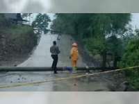 Akibat Hujan Deras dan Angin Kencang, 3 Buah Tiang Listrik di Sekar Bojonegoro, Roboh