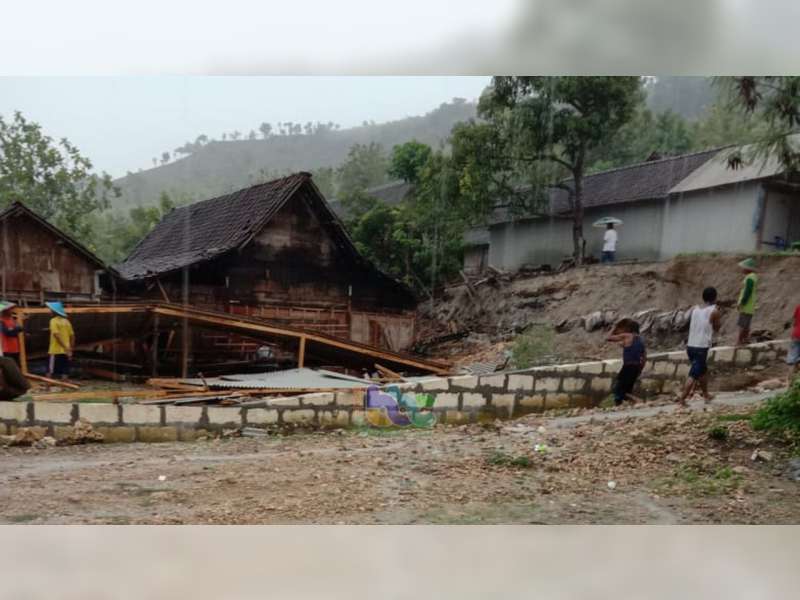 Diterjang Angin Kencang, 2 Rumah di Sekar Bojonegoro Roboh, 6 Lainnya Rusak Ringan