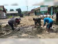 Aparat di Sekar Bojonegoro, Kerja Bakti Bersihkan Endapan Lumpur Dampak Banjir Bandang