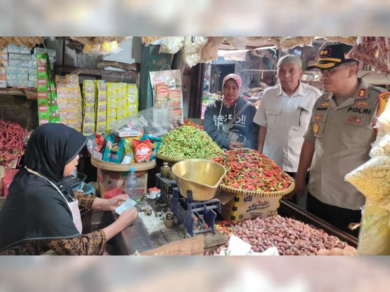Cek Harga dan Ketersedian Kebutuhan Pokok, Kapolres Bojonegoro Sidak ke Pasar dan Swalayan