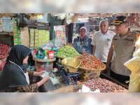 Cek Harga dan Ketersedian Kebutuhan Pokok, Kapolres Bojonegoro Sidak ke Pasar dan Swalayan