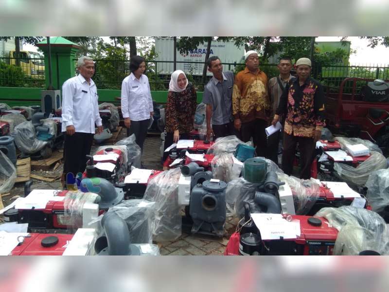 Pemkab Bojonegoro Serahkan Bantuan Alsintan dari Pemerintah Pusat pada Kelompok Tani