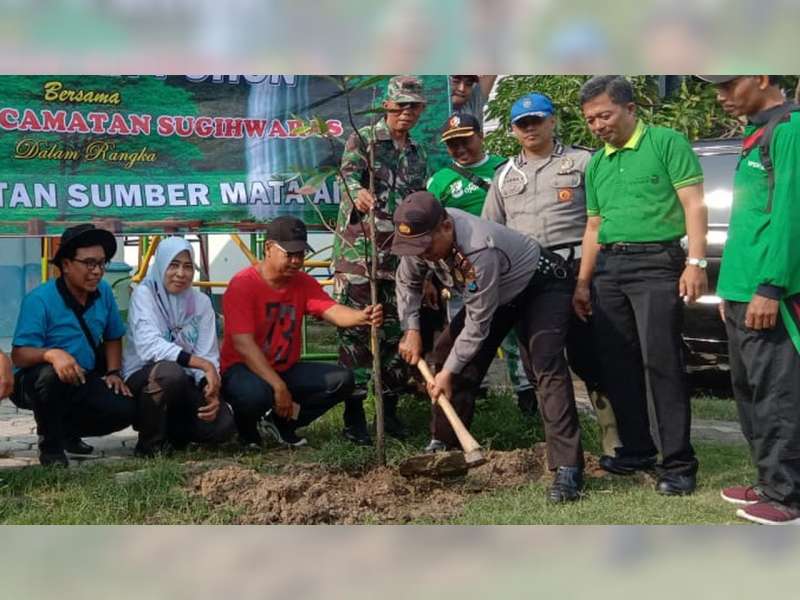 Aparat Bersama Warga di Sugihwaras Bojonegoro Gelar Aksi Tanam Pohon