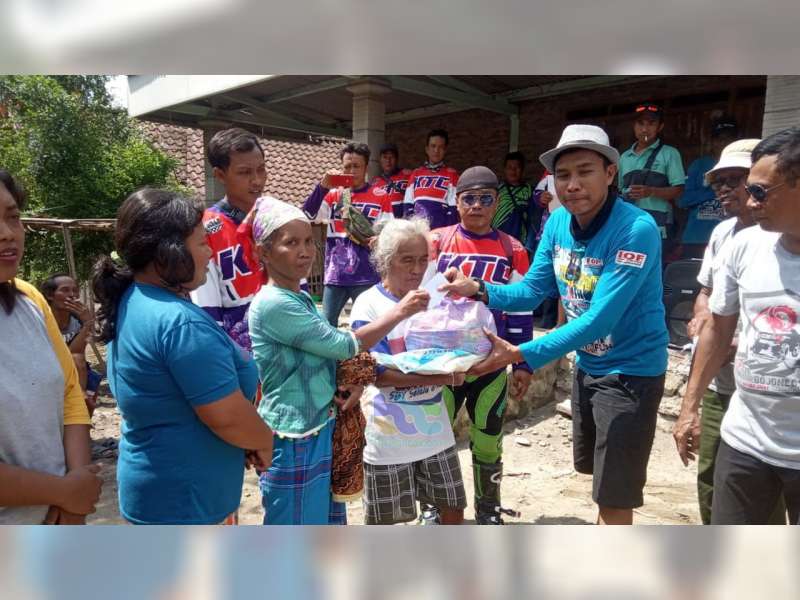 Komunitas Otomotif di Bojonegoro Gelar Bakti Sosial pada Warga Terdampak Bencana di Sekar