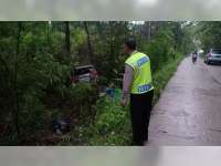 Mobil Kijang Innova Terperosok ke Hutan Dekat Objek Wisata Khayangan Api Bojonegoro
