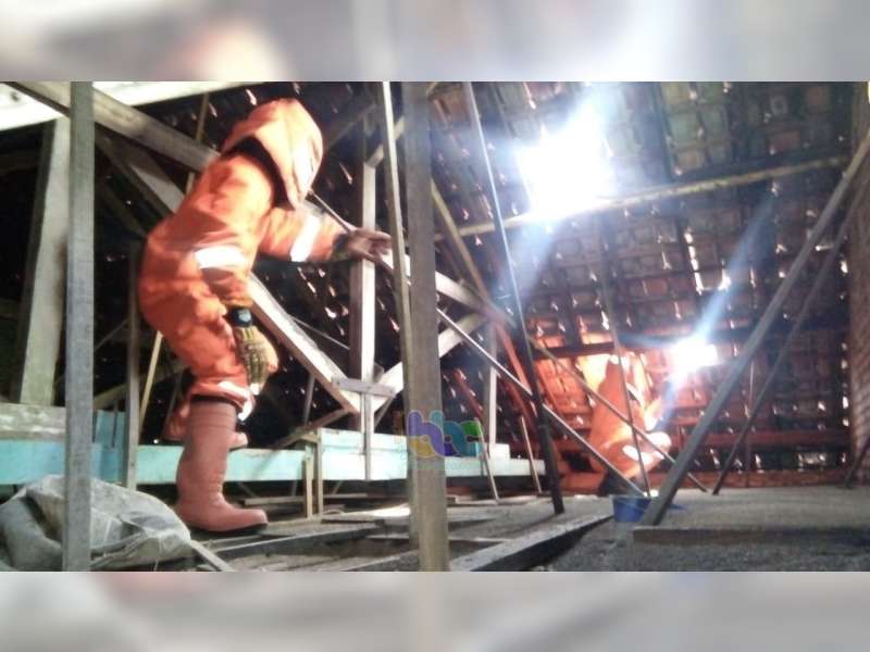 Dinas Damkar Bojonegoro Lakukan Pengusiran Kelelawar dari Atap Sekolah Dasar di Trucuk