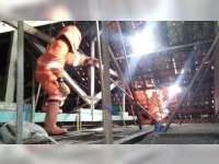 Dinas Damkar Bojonegoro Lakukan Pengusiran Kelelawar dari Atap Sekolah Dasar di Trucuk