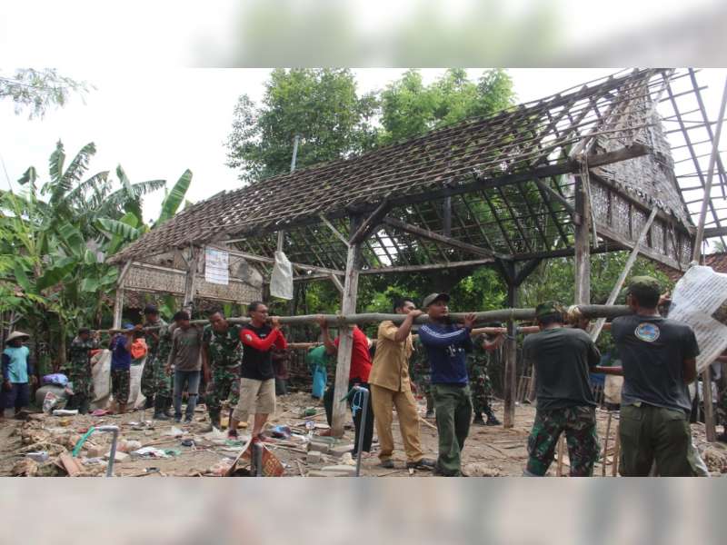 Kodim Bojonegoro Bantu Renovasi Rumah Tidak Layak Huni Milik Warga Sukosewu